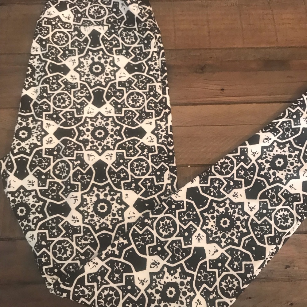 LuLaRoe’s black white leggings OS
